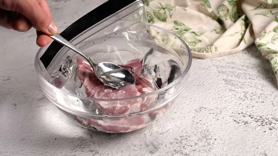 Is It OK to Defrost Meat with Hot Water-1